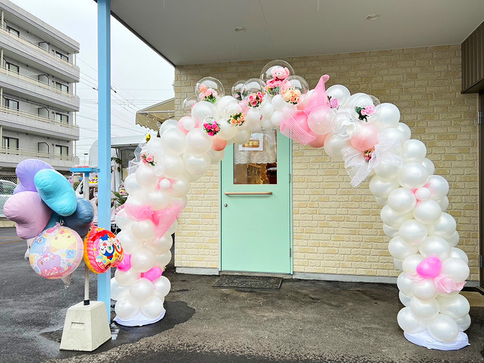 クリスマスイベント、ホワイトクリスマスイメージでフラワーバルーンがキュートでかわいい